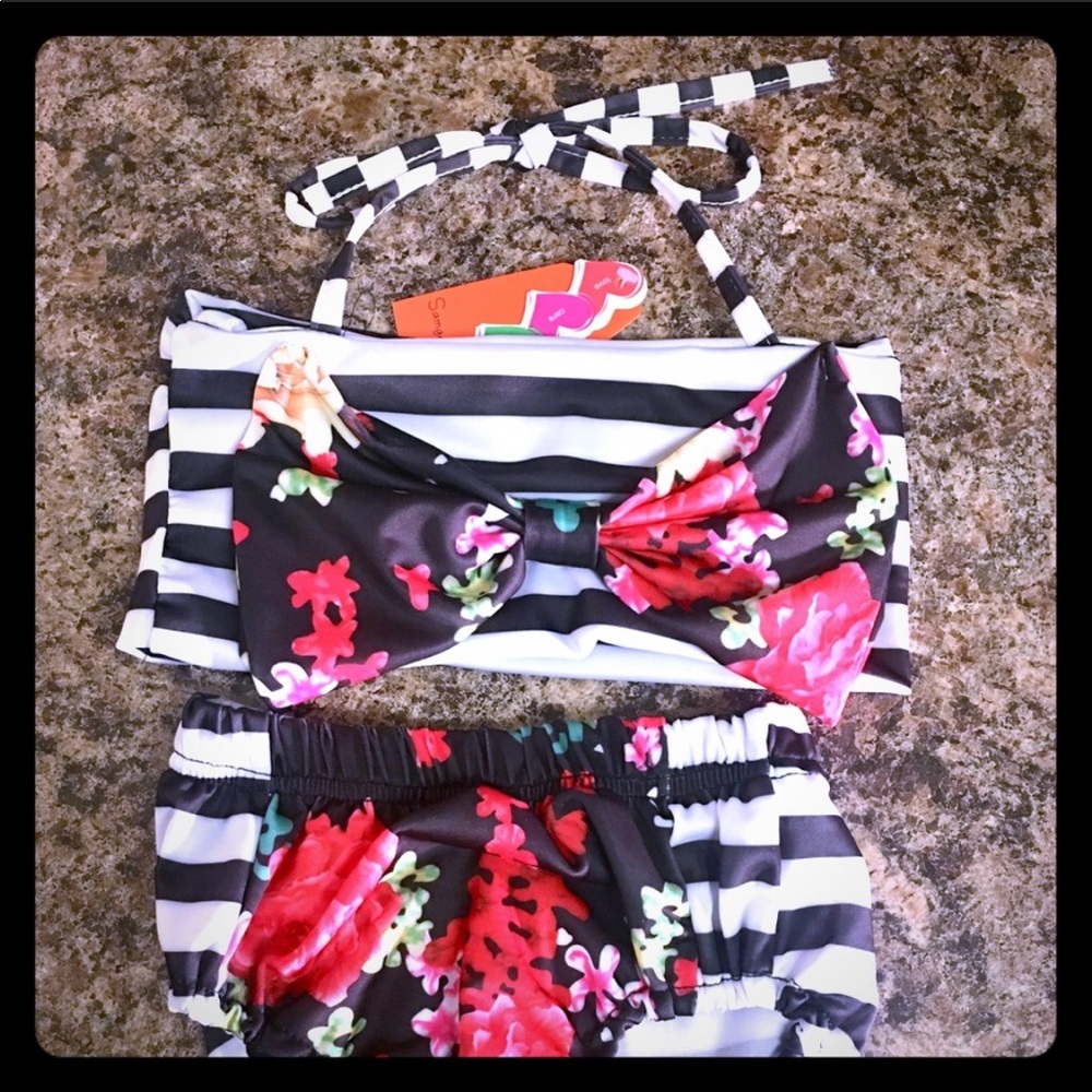 🍀 10 for $25 Girl’s 2-Piece Swimsuit - Picture 6 of 7